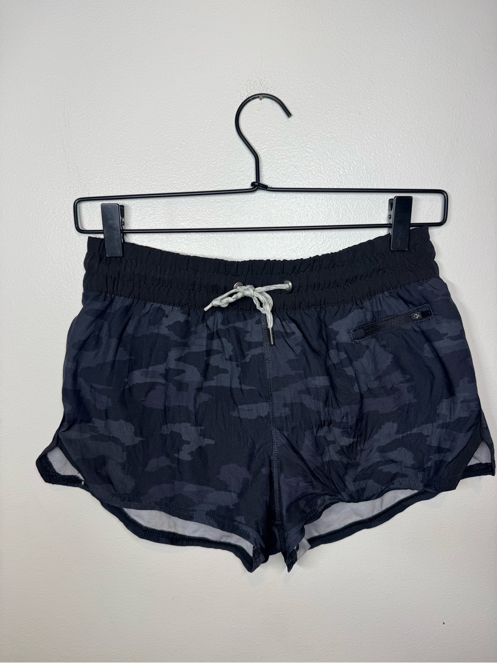 Vuori Clementine 2.0 Shorts 2.5" Black Camo